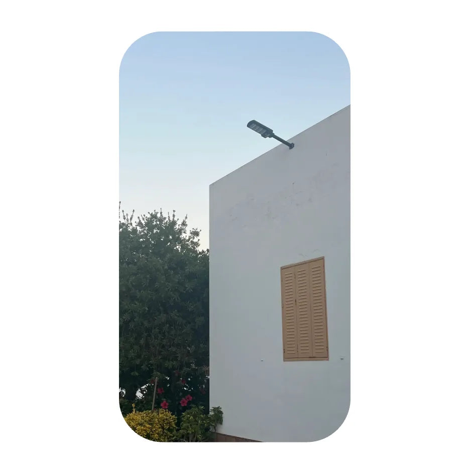 Lámpara instalada en la fachada de una casa