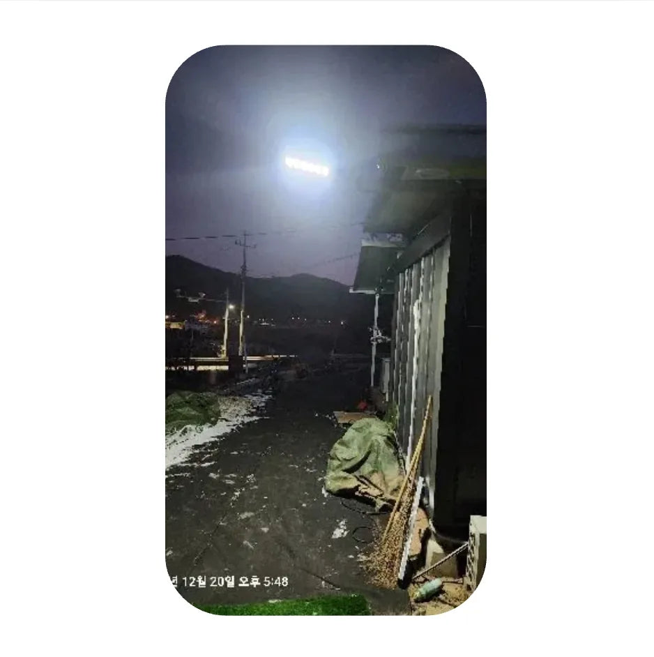 Lámpara alumbrando el acceso a una vivienda de noche