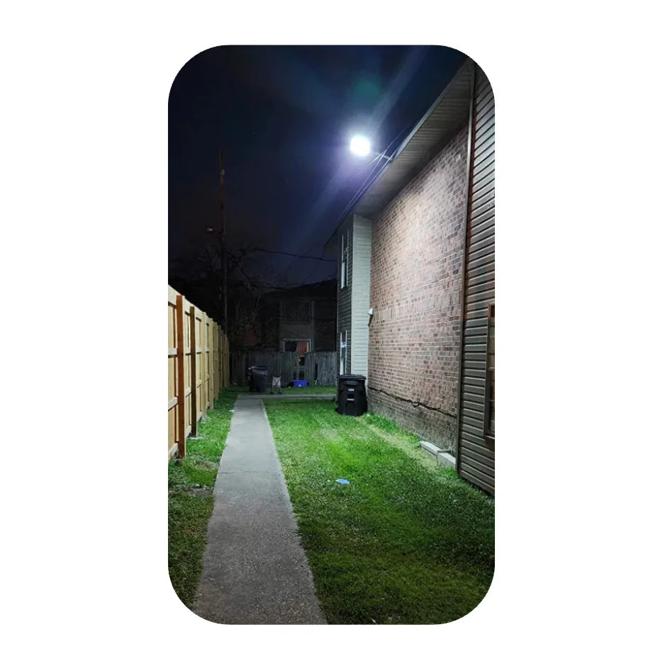 Lámpara iluminando un pasillo exterior