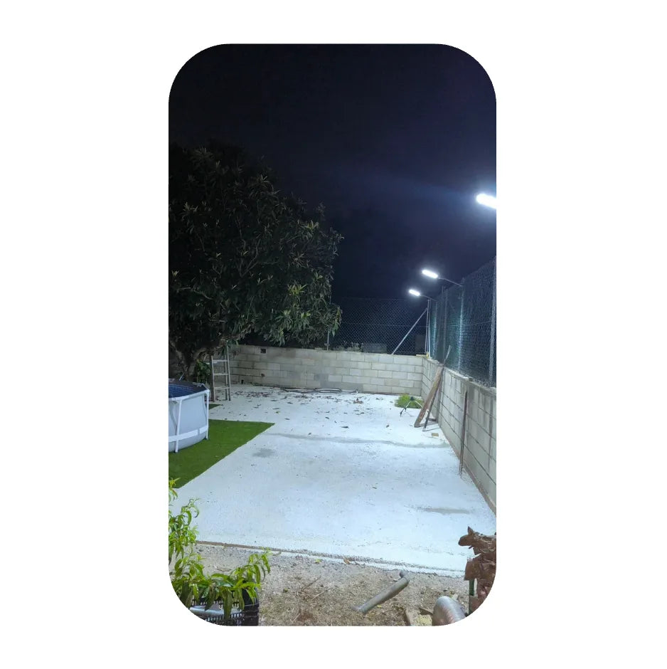 Varias lámparas iluminando un patio completo
