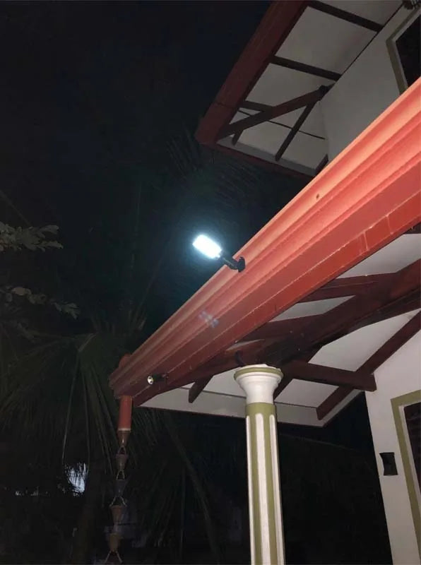Lámpara iluminando la terraza de una casa