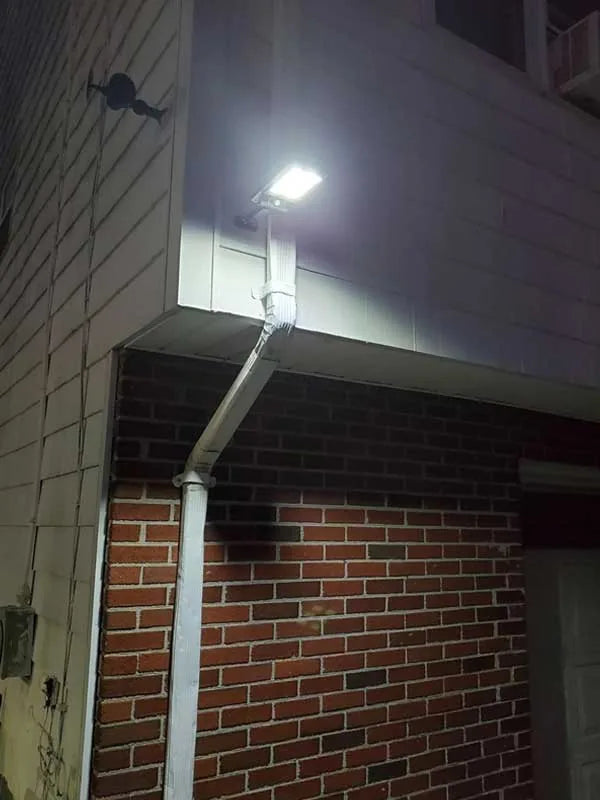 Lámpara sobre la entrada de una casa de ladrillo